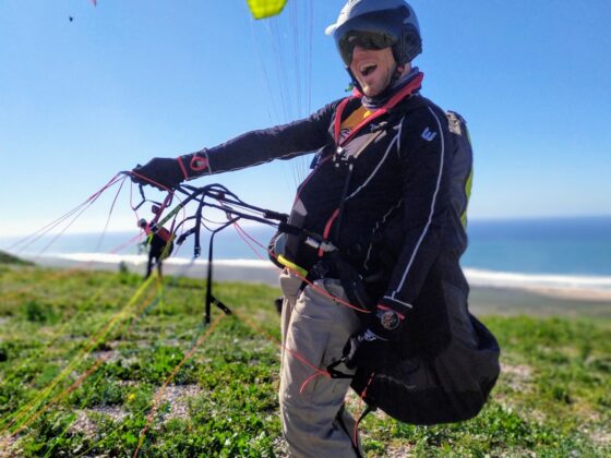 Happy paragliding pilot ion Marokko