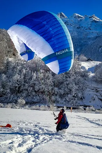 Pilot mit Nova-Gleitschirm in der Zentralschweiz – Entdecke hochwertige Gleitschirmausrüstung von Nova, WoodyValley, Highadventure und mehr zu attraktiven Preisen bei uns.