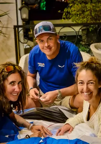 Das Kernteam von touch and go Paragliding – Experten, die sich der sicheren und professionellen Ausbildung von Gleitschirmpiloten widmen.