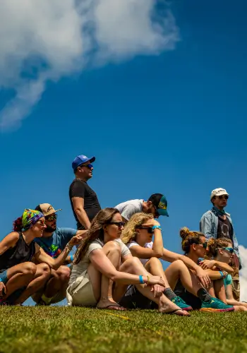 Kleine Gruppe Piloten beim Briefing am Startplatz, wo individuelle Betreuung und ein hoher Lerneffekt im Vordergrund stehen.