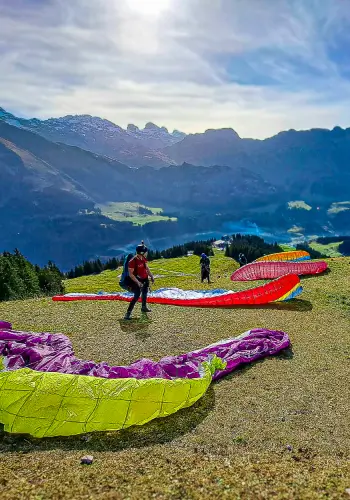 Piloten stehen bereit zum Start auf dem Brunni in Engelberg während der Schulung mit touch and go Paragliding.