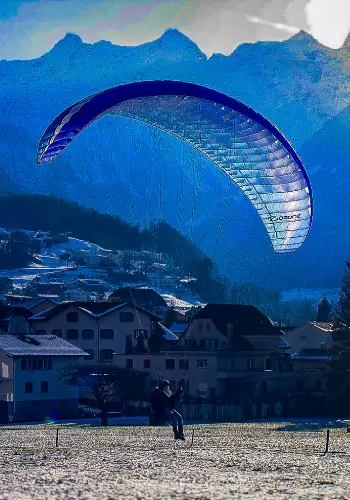 Flugschüler im Landeanflug während der Ausbildung bei touch and go Paragliding in der Zentralschweiz.