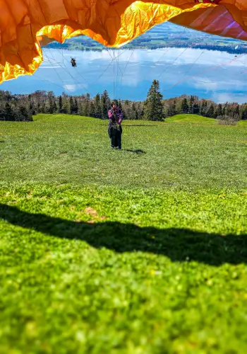 Pilot zieht den Schirm auf, um am Zugerberg zu starten, während der Gleitschirmausbildung bei touch and go Paragliding in der Zentralschweiz.