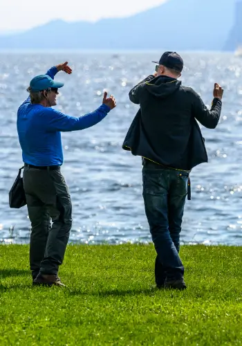 Fluglehrer und Flugschüler besprechen ein Flugmanöver mit Visualisierung während der Gleitschirmausbildung bei touch and go Paragliding.