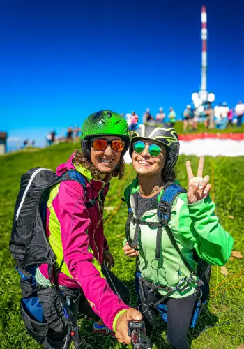 andempilotin und Passagierin stehen bereit für den Start auf der Rigi, der "Königin der Berge", für einen Tandemflug mit touch and go Paragliding.