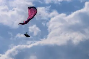 Pilot simuliert einen Seitenklapper während des Sicherheitstrainings von touch and go Paragliding unter Anleitung erfahrener Trainer.