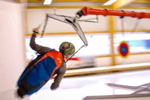 Pilot sitzt im G-Force Trainer und trainiert das Handling unter hohen Beschleunigungskräften.