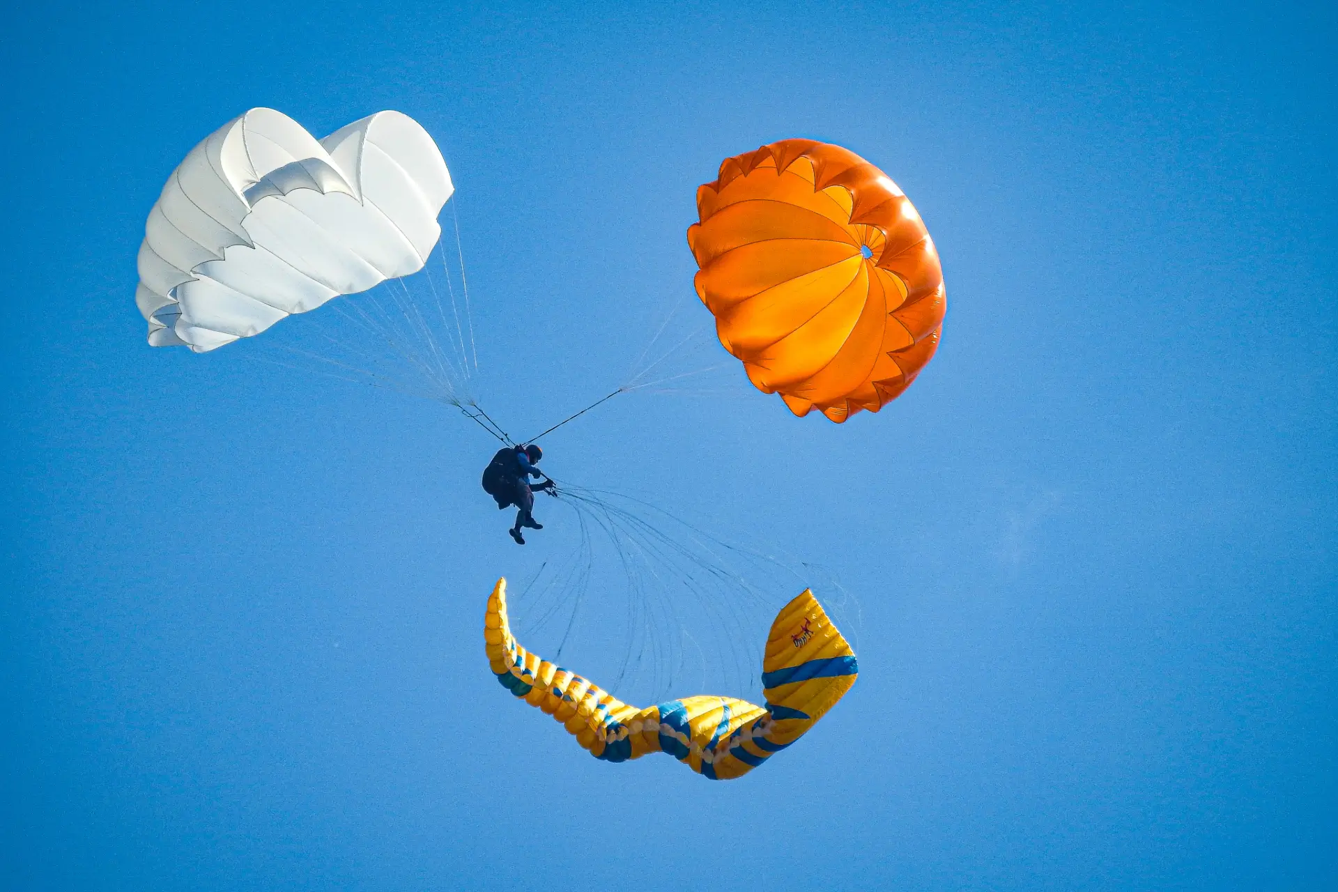 Pilot wirft seinen Notschirm während des Sicherheitstrainings von touch and go Paragliding über dem Wasser.