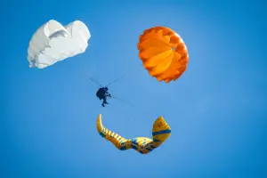 Pilot wirft seinen Notschirm während des Sicherheitstrainings von touch and go Paragliding über dem Wasser.