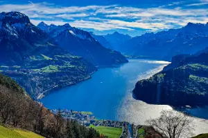 Blick vom Fluggebiet Urmiberg, dem Standort der Sicherheitstrainings von touch and go Paragliding in der Schweiz.