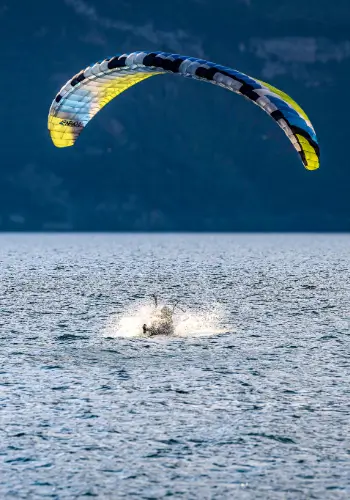 Gleitschirm landet kontrolliert im Wasser während eines Sicherheitstrainings am Gardasee.