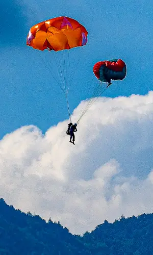 Pilot wirft seinen Notschirm während des Sicherheitstrainings von touch and go Paragliding über dem Wasser.