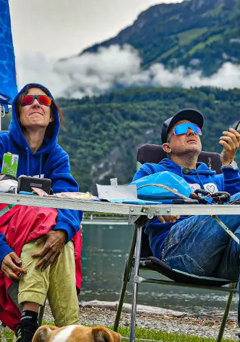 Siku-Leiter von touch and go Paragliding konzentriert sich auf die Schulung und Beobachtung der Teilnehmer beim Sicherheitstraining am Urmiberg in der Zentralschweiz.