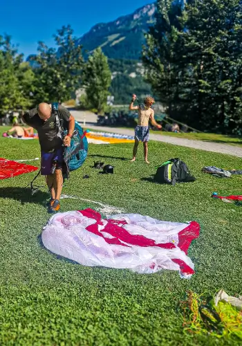 Piloten üben den Notschirmwurf während des Sicherheitstrainings am Urmiberg bei touch and go Paragliding.