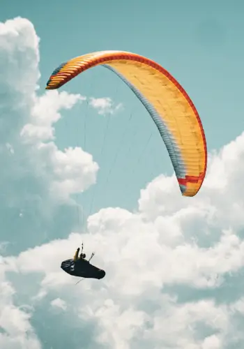 Gleitschirmpilot fliegt mit dem Nova Codex auf Strecke und geniesst die Weite der Landschaft.