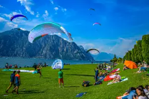 Gleitschirm landet nach einem erfolgreichen Trainingsflug während des Sicherheitstrainings am Gardasee.
