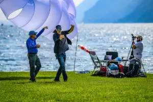 Fluglehrer und Teilnehmer des Sicherheitstraining besprechen ein Flugmanöver mit Visualisierung während einem Sicherheitstraining bei touch and go Paragliding.
