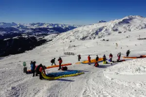 Gleitschirmpiloten geniessen das Saisoneröffnungsfliegen in Laax mit touch and go Paragliding.