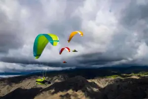 Gleitschirmpilot fliegt mit dem Nova Codex auf Strecke und genießt die Weite der Landschaft.