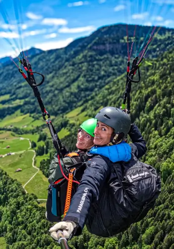 Tandemflug-Passagier und Pilotin schweben sanft von der Rigi Scheidegg. Ein unvergesslicher Blick auf die Alpen und den Zugersee und Lauerzersee.