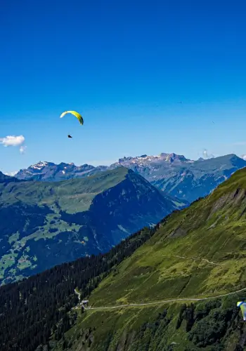 Paraguiding mit touch and go Paragliding führt Piloten zu den schönsten und spannendsten Fluggebieten der Schweiz.