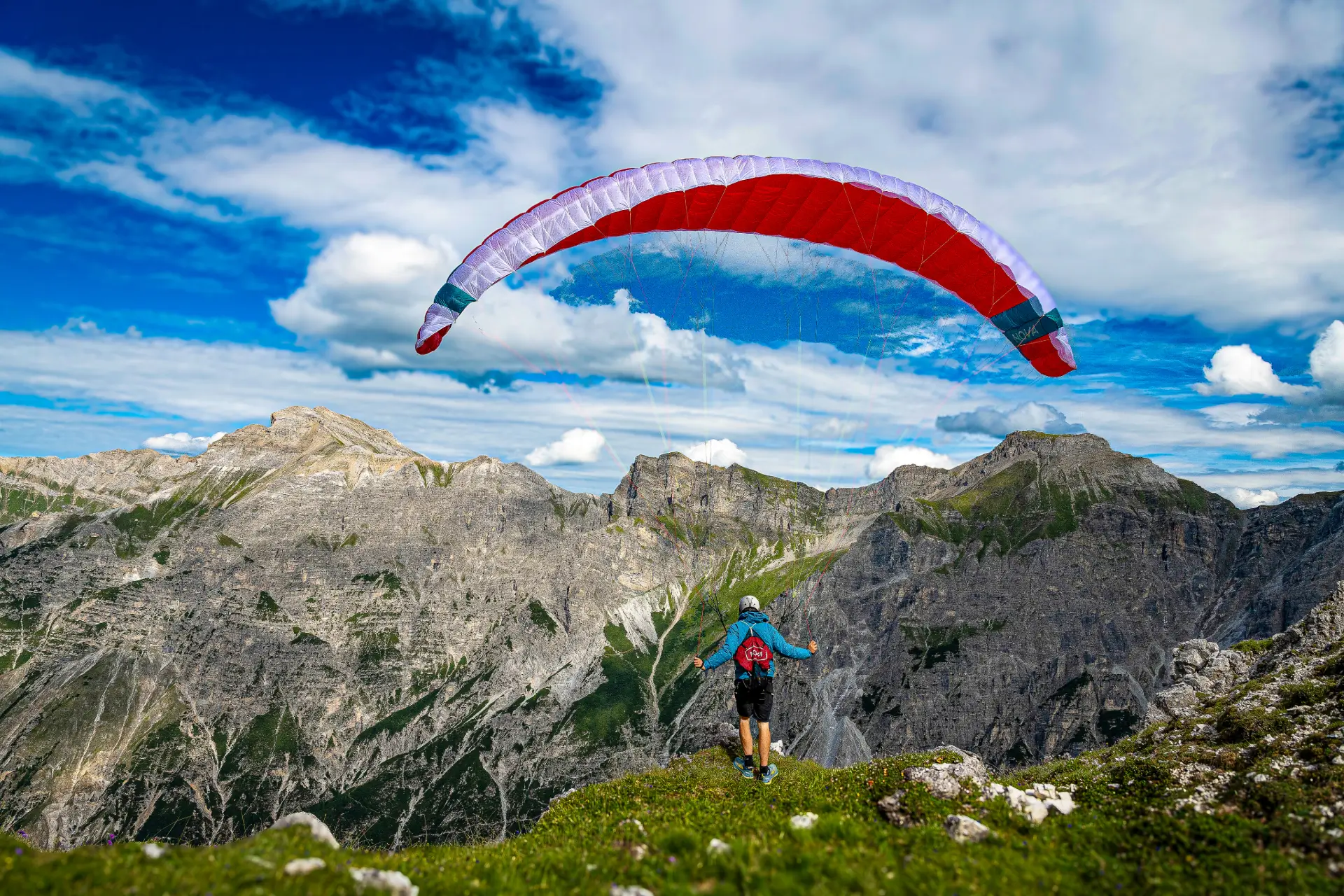 Ein Pilot mit dem Bantam 2 von Nova auf einem Hike and Fly-Abenteuer in den Schweizer Alpen. Bereit für den Start