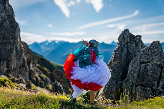 Ein Pilot mit dem Bantam 2 von Nova auf einem Hike and Fly-Abenteuer in den Schweizer Alpen. Bereit für den Start