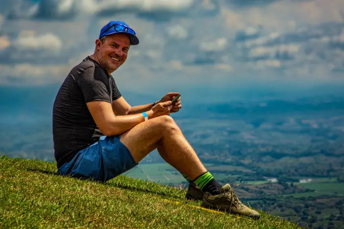 Gabor Kezi, Fluglehrer und Tandempilot von touch and go Paragliding, auf dem Startplatz in Kolumbien
