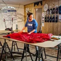 Wir packen deinen Notschirm sorgfältig im Shop, um sicherzustellen, dass er für den Einsatz im Notfall bereit ist.