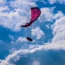 Pilot übt einen Seitenklapper während des Sicherheitstrainings von touch and go Paragliding unter Anleitung erfahrener Fluglehrer.