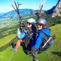 Tandemflug von der Rotenflue, mit den markanten Mythen im Hintergrund, in der atemberaubenden Kulisse der Zentralschweizer Berglandschaft.
