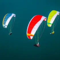 Nova Prion Gleitschirme fliegen hoch über dem Meer.