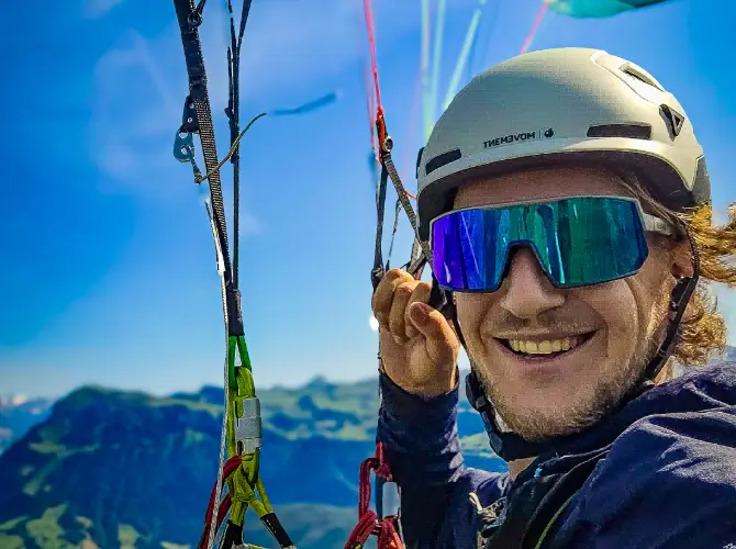 Florian Lerf unterstützt touch and go Paragliding bei Sicherheitstrainings auf dem Rettungsboot.