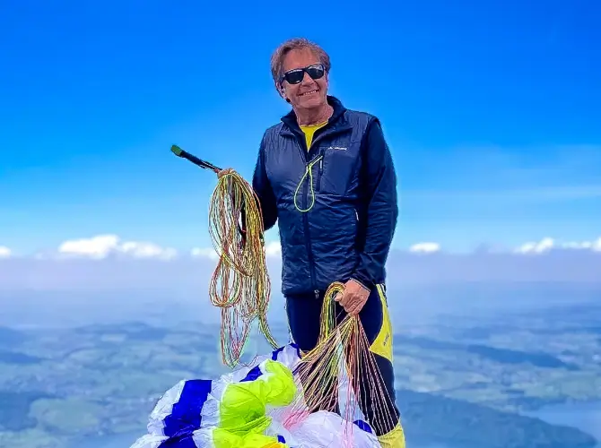 Erik van de Pol, Startleiter bei touch and go Paragliding, sorgt für einen sicheren und reibungslosen Ablauf am Startplatz