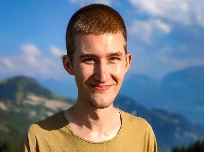 Leon Schonert, Starthelfer bei touch and go Paragliding, unterstützt Piloten mit Rat und Tat am Startplatz