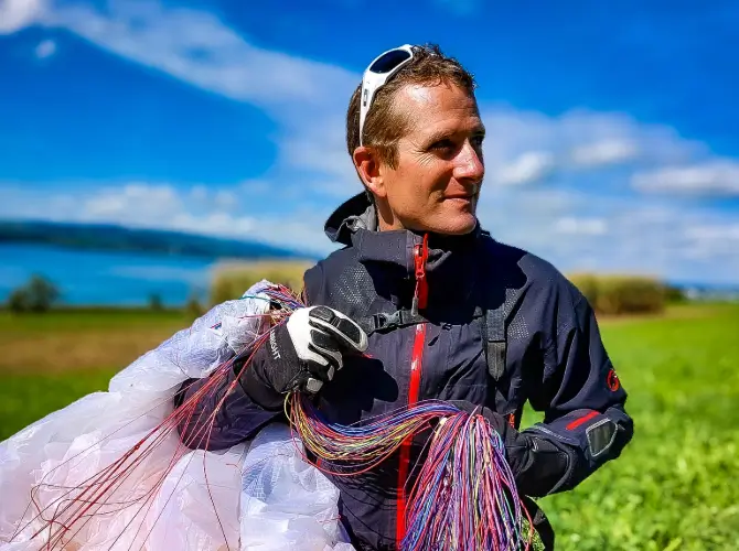 Marco Affentranger, Tandempilot bei touch and go Paragliding, teilt seine Leidenschaft fürs Gleitschirmfliegen. Erlebe ein unvergessliches Abenteuer in der Zentralschweiz.