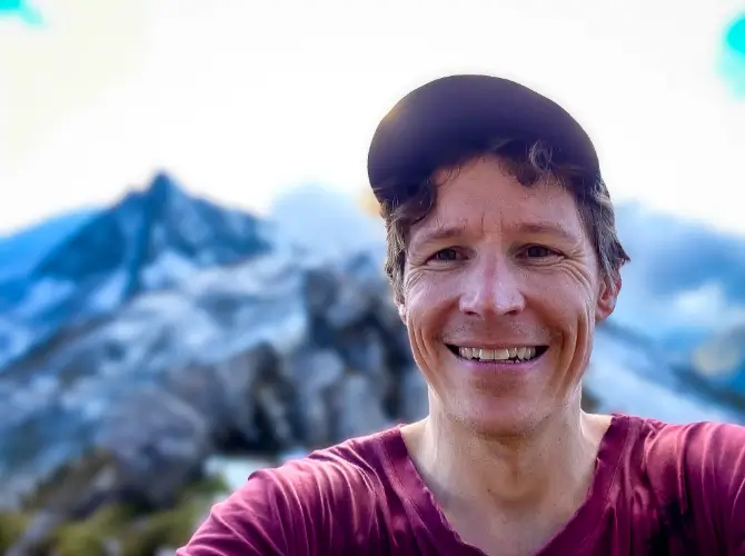 Oli Wirths, Tandempilot und Gleitschirmflieger bei touch and go Paragliding, in der Zentralschweiz. Er bietet unvergessliche Flugerlebnisse und teilt seine Leidenschaft fürs Fliegen