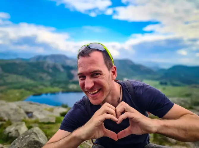 Silvio Bucher, Tandempilot bei touch and go Paragliding in der Zentralschweiz, teilt seine Leidenschaft für das Fliegen und zeigt dir die Welt von oben - ein unvergessliches Abenteuer