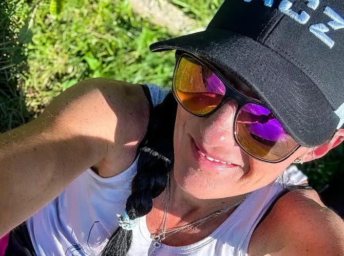 Steffi Kandulla sorgt für einen reibungslosen Ablauf beim Sicherheitstraining am Startplatz und lebt ihre Leidenschaft für das Fliegen