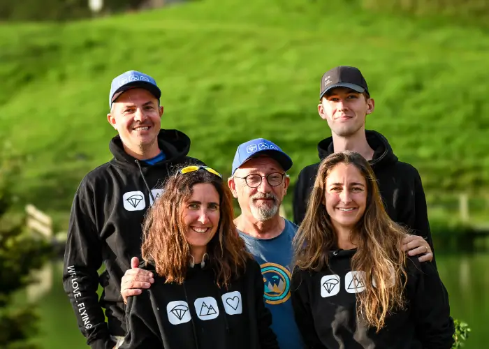 Das Kernteam von touch and go Paragliding: Gabor Kezi, Eva Maranta, Stephen Oliver, Leon Schonert und Anine Janse van Vuuren