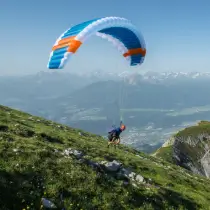 Starte dein Abenteuer mit einer professionellen Gleitschirmausbildung bei touch and go Paragliding in der Zentralschweiz. Werde ein sicherer und selbstbewusster Gleitschirmflieger.