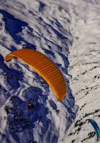 Gleitschirmpiloten geniessen das Saisoneröffnungsfliegen in Laax mit touch and go Paragliding.