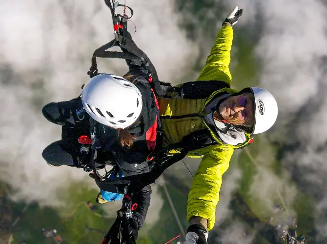 Beni Stocker, Tandempilot und Sicherheitsbeauftragter SHV, fliegt mit Passagier für touch and go Paragliding – Für maximale Sicherheit in der Luft.