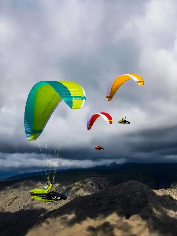 Gleitschirmpiloten fliegen mit dem Nova Codex auf Strecke und geniessen die Weite der Landschaft.