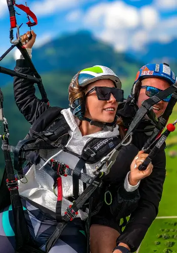Schüler steuert unter Anleitung des Tandempiloten den Gleitschirm - der perfekte Einstieg in das Gleitschirmfliegen