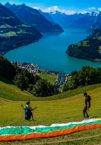 Ein Flugschüler startet zu seinem Höhenflug über dem Vierwaldstädtersee, abgehoben vom Urmiberg in der Zentralschweiz.