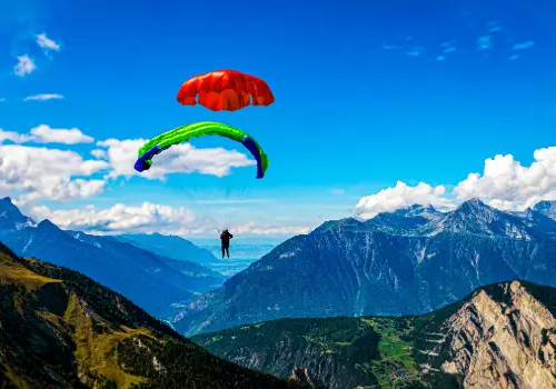 Pilot wirft seinen Notschirm während des Sicherheitstrainings von touch and go Paragliding über dem Wasser.