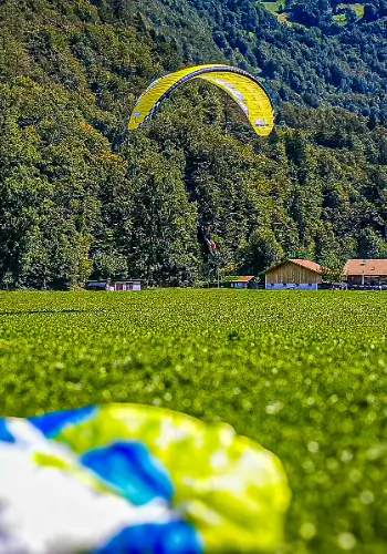 Gleitschirm im Landeanflug während der Gleitschirmausbildung bei touch and go Paragliding.
