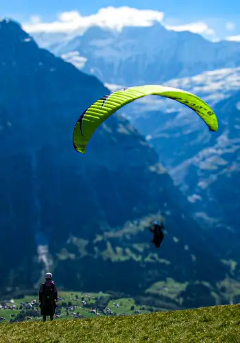 Schüler in der Luft nach dem Start während der Gleitschirmausbildung bei touch and go Paragliding.
