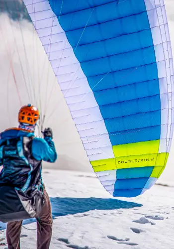 Groundhandling mit einem Gleitschirm während der Ausbildung bei touch and go Paragliding.